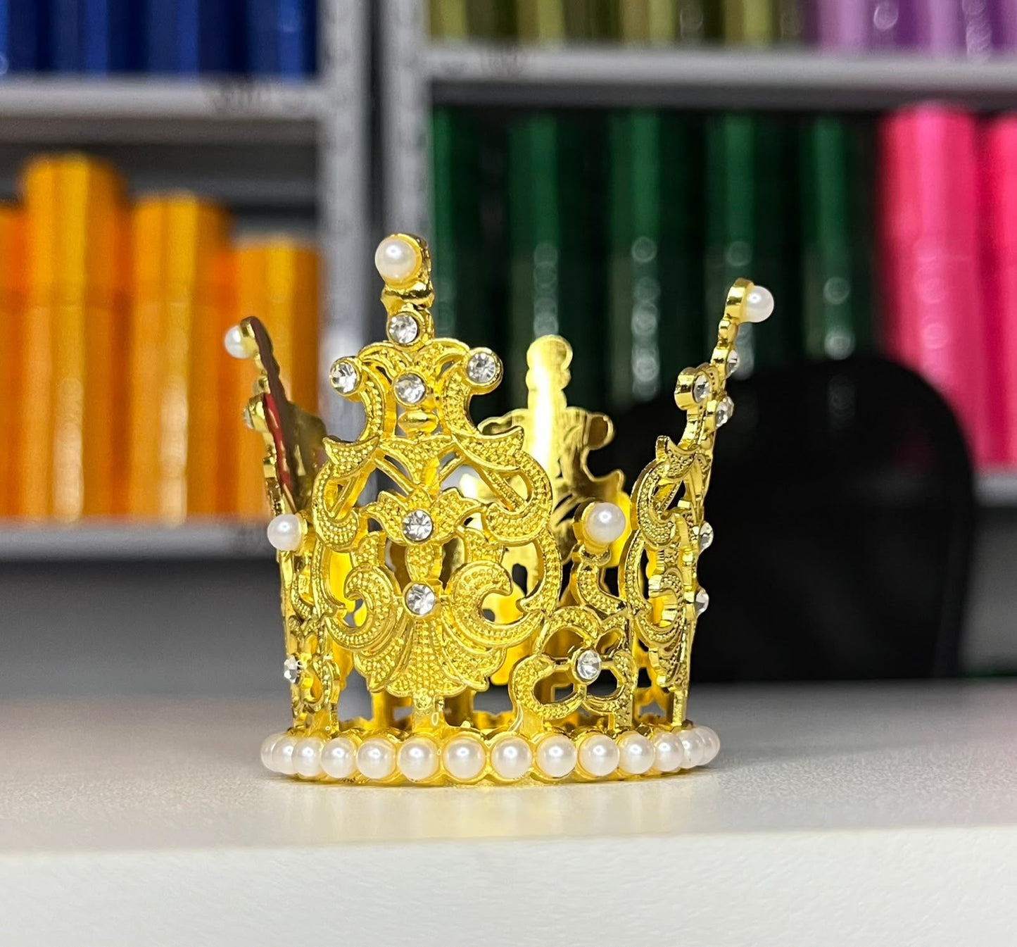 Corona metálica perlada 7.5 cm - Dorado
